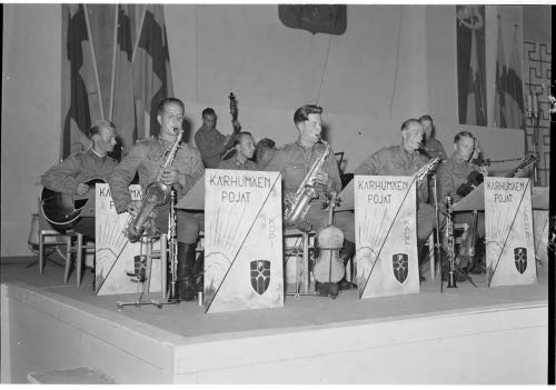 Karhum�en pojat Aseveli-illassa.