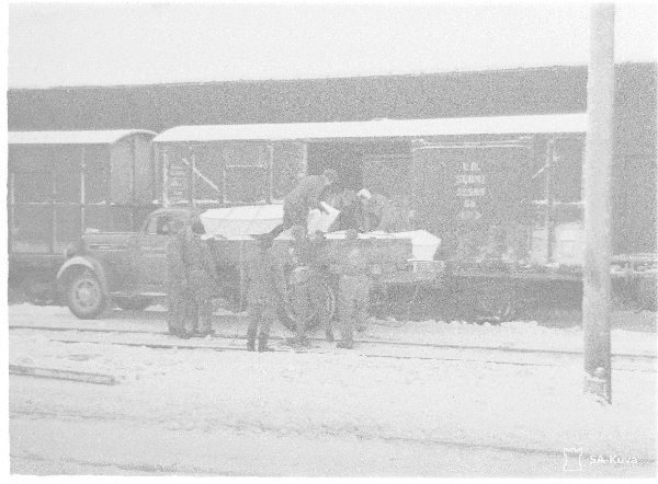 Ruumisarkkuja siirret��n.