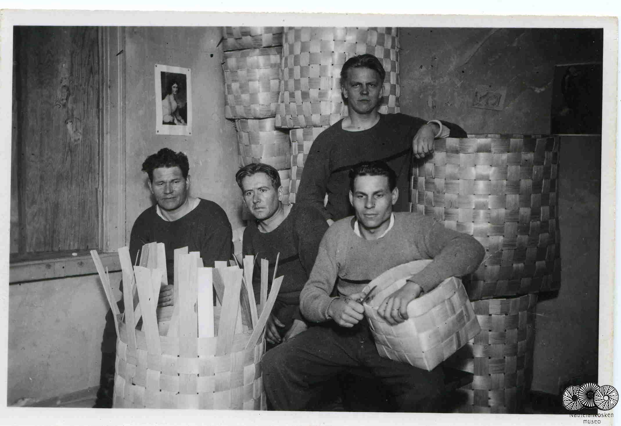 Lietolaisia p�rekoriverstaalla.